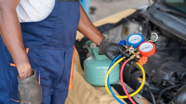 Jak działa klimatyzacja samochodowa oraz na czym polega jej budowa czyszczenie i napełnianie?