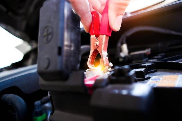 Jak naładować akumulator samochodowy w domowych warunkach?