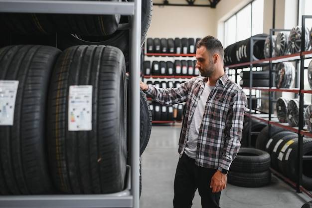 Jak wybrać opony do samochodu na sezon letni?