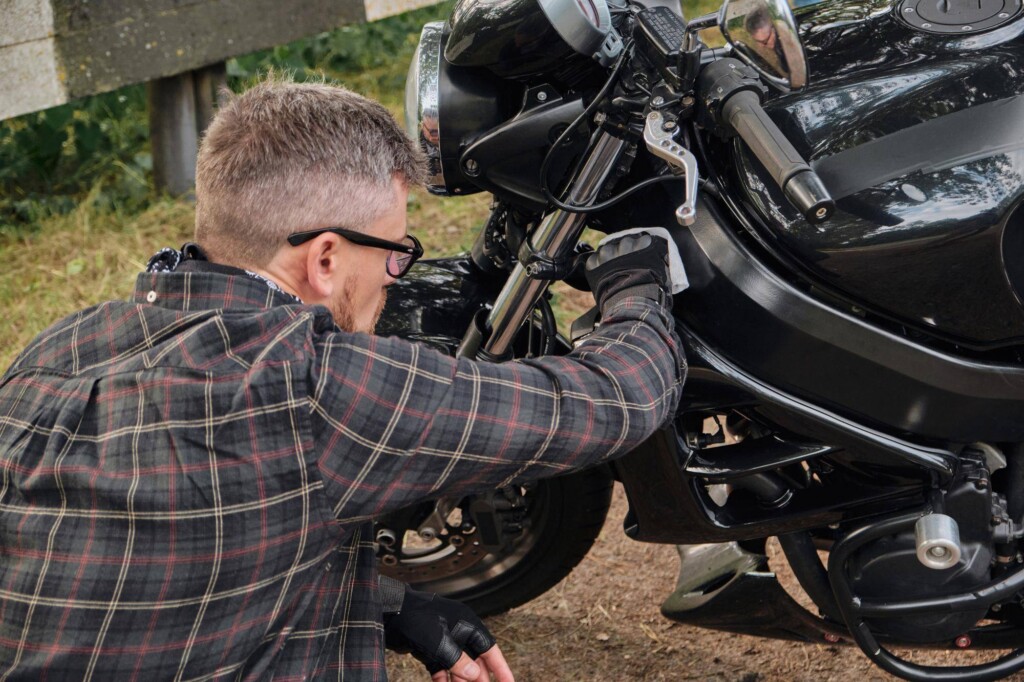 Jak sprawdzić przednie zawieszenie w motocyklu bez wizyty w serwisie?