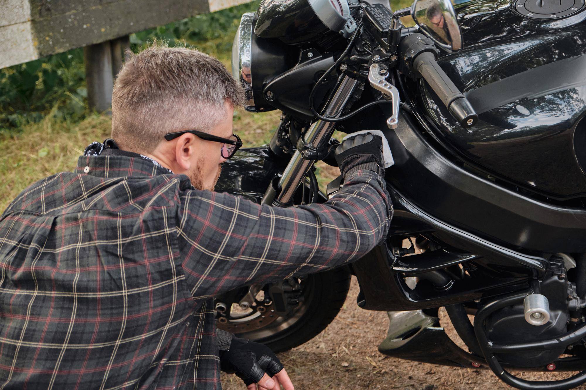 Jak sprawdzić przednie zawieszenie w motocyklu bez wizyty w serwisie?