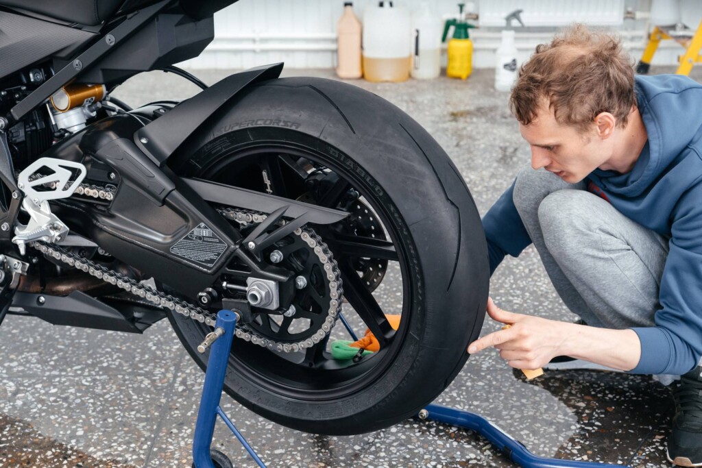 Jak ustawić zawieszenie w motocyklu aby poprawić komfort jazdy?