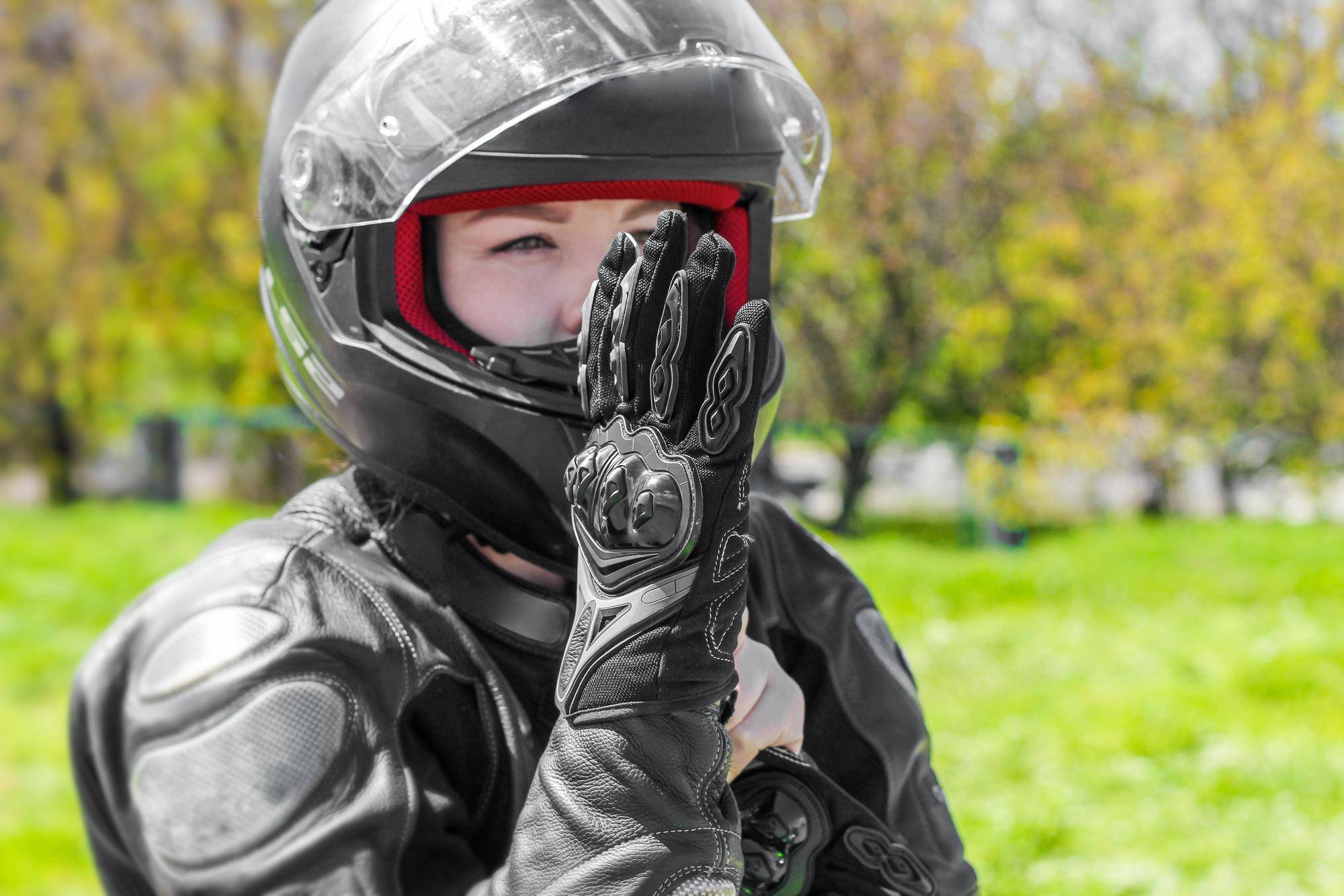 Zbroja czy kurtka na motocykl co wybrać na codzienne trasy?