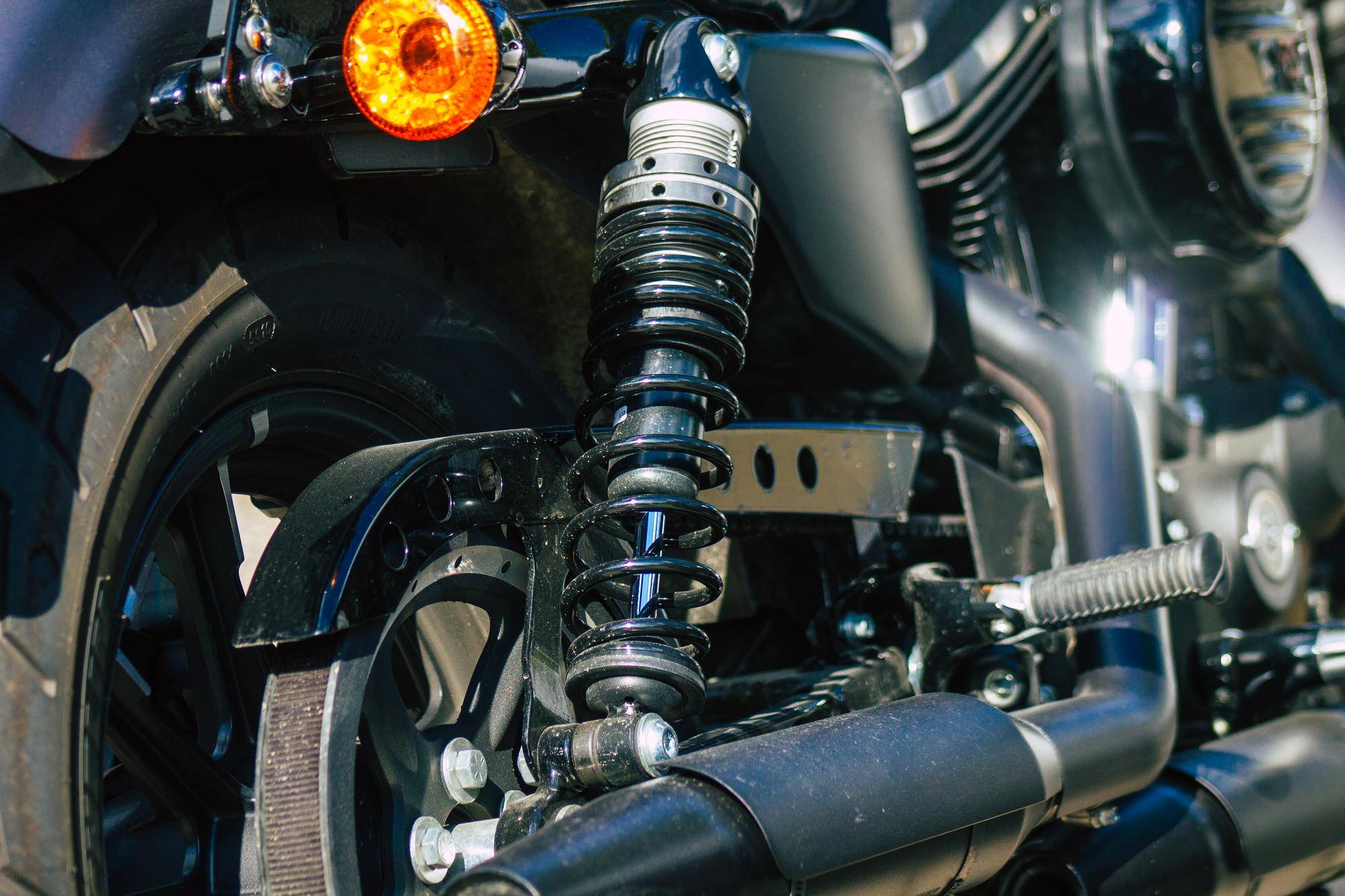 Jak ustawić tylny amortyzator w motocyklu dla lepszej jazdy?