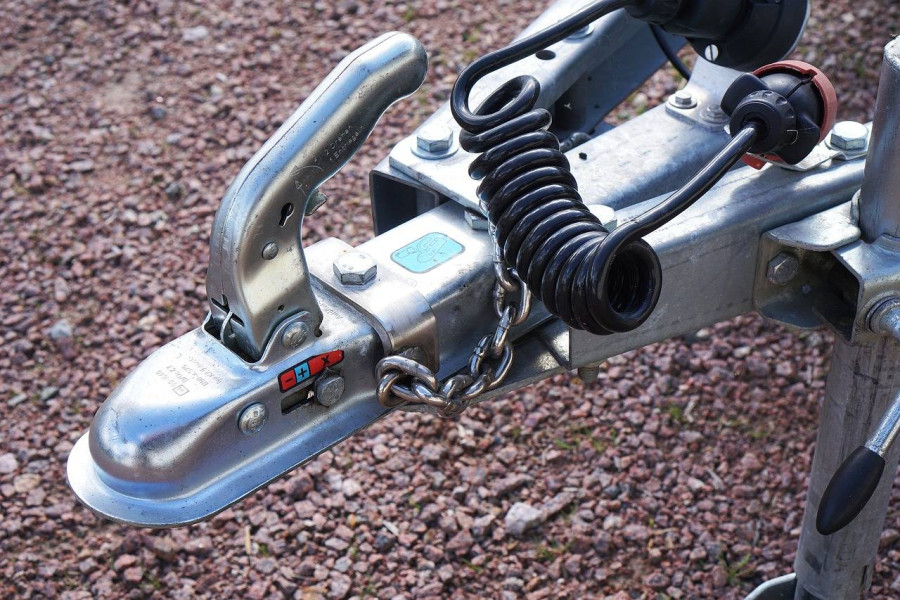 Hak holowniczy jak zamontować bezpiecznie i szybko?