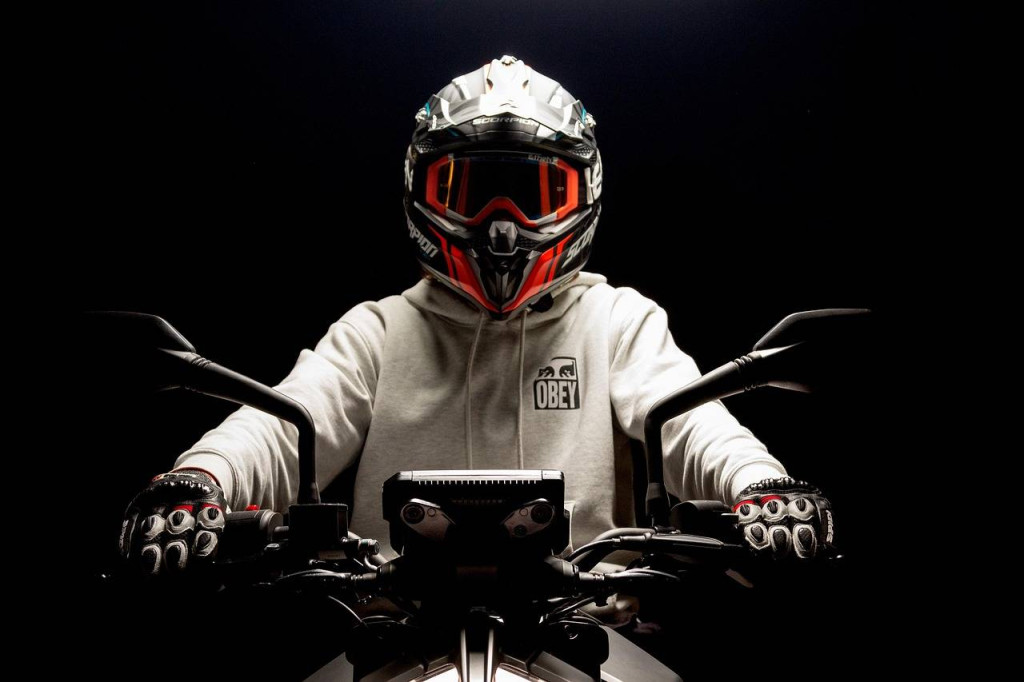 Jaki motocykl dla wysokiego faceta sprawdzi się podczas długich tras?