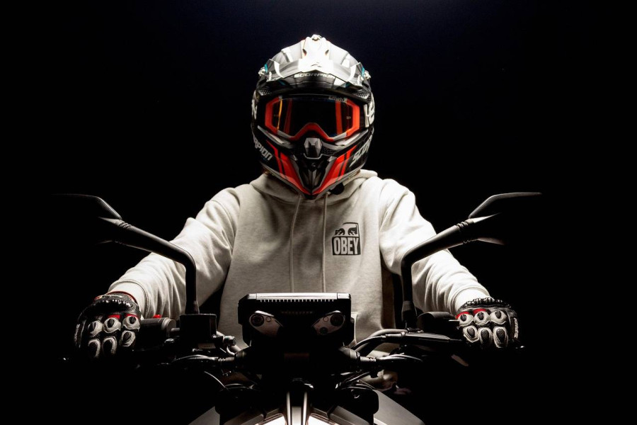 Jaki motocykl dla wysokiego faceta sprawdzi się podczas długich tras?