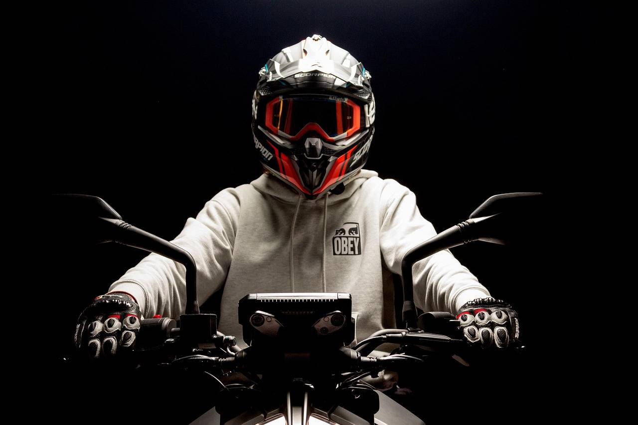 Jaki motocykl dla wysokiego faceta sprawdzi się podczas długich tras?