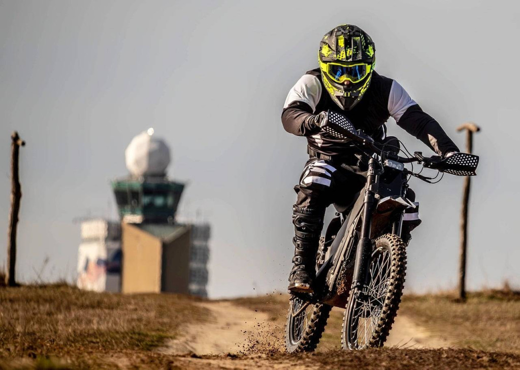 Jakie ciuchy na motor sprawdzą się podczas różnych warunków pogodowych?