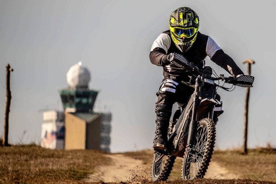 Jakie ciuchy na motor sprawdzą się podczas różnych warunków pogodowych?