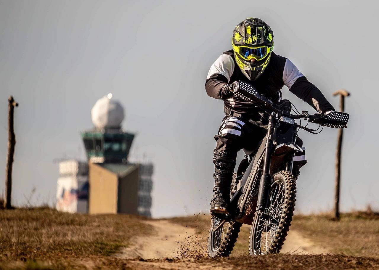 Jakie ciuchy na motor sprawdzą się podczas różnych warunków pogodowych?